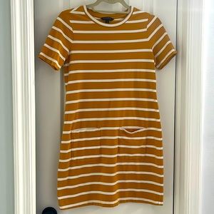 Banana Republic short sleeve relaxed fit dress crewneck mustard yellow and white
